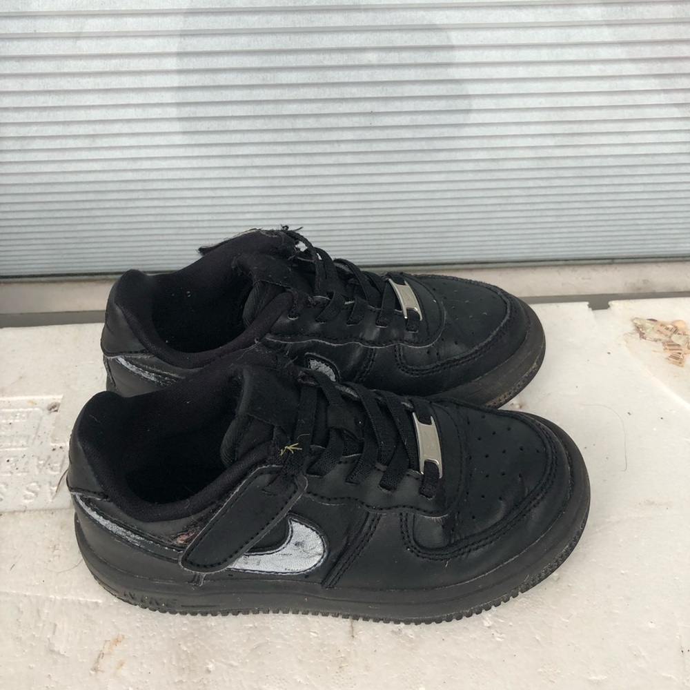Nike DJ6040-001 Toddler Boy’s Black Sneakers with Silver Accents Size 11C